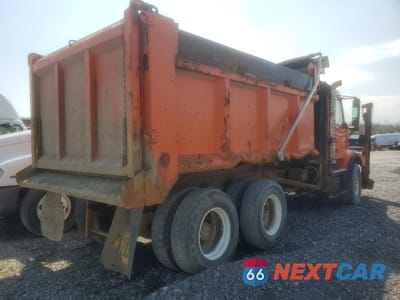 Czwarte zdjęcie samochodu z boku: 2006 VOLVO VHD DUMP TRUCK VIN:4V5KC9GG36N414294 - miniatura