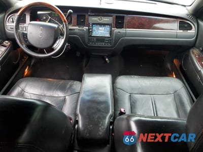 Zdjęcie 8 z 12 samochodu: 2010 LINCOLN TOWN CAR SIGNATURE LIMITED VIN:2LNBL8CV5AX751115 - miniatura
