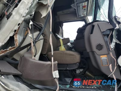 Piąte zdjęcie samochodu w środku: 2015 VOLVO VNL SEMI TRUCK VIN:4V4NC9EH1FN918291 - miniatura
