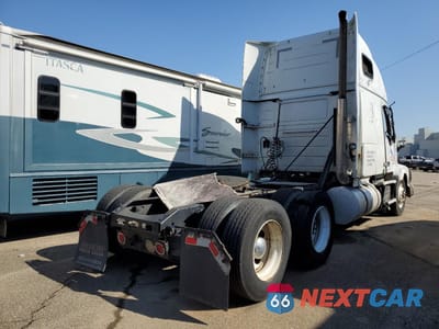 Czwarte zdjęcie samochodu z boku: 2013 VOLVO VN VNL VIN:4V4NC9TH2DN567438 - miniatura