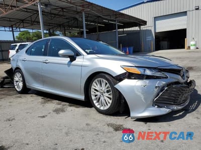 Czwarte zdjęcie samochodu z boku: 2018 TOYOTA CAMRY XLE VIN:4T1B11HKXJU061749 - miniatura