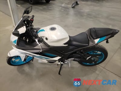 Trzecie zdjęcie samochodu z tyłu: 2024 YAMAHA YZFR3 A VIN:MH3RH18Y3RK013893 - miniatura