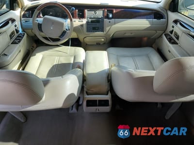 Zdjęcie 8 z 14 samochodu: 2010 LINCOLN TOWN CAR SIGNATURE LIMITED VIN:2LNBL8CV2AX752075 - miniatura