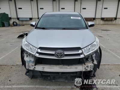 Piąte zdjęcie samochodu w środku: 2018 TOYOTA HIGHLANDER LE VIN:5TDBZRFH5JS804535 - miniatura