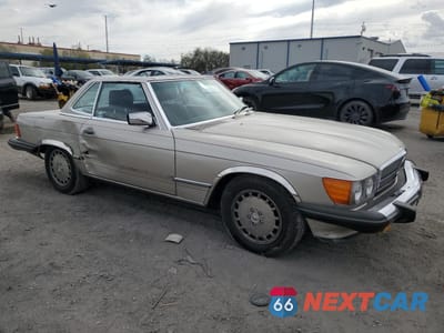 Czwarte zdjęcie samochodu z boku: 1986 MERCEDES-BENZ 560 SL VIN:WDBBA48D9GA043615 - miniatura