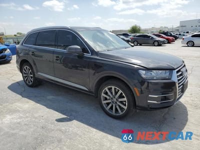 Czwarte zdjęcie samochodu z boku: 2017 AUDI Q7 PREMIUM PLUS VIN:WA1LAAF72HD034637 - miniatura