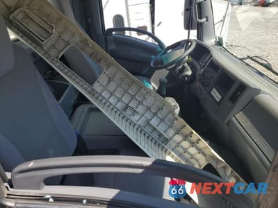 Piąte zdjęcie samochodu w środku: 2022 ISUZU NPR XD BOX TRUCK VIN:JALC4W167N7K01432 - miniatura