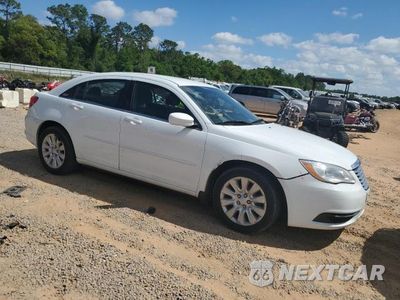 Czwarte zdjęcie samochodu z boku: 2012 CHRYSLER 200 LX VIN:1C3CCBAB3CN262705 - miniatura