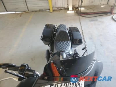 Piąte zdjęcie samochodu w środku: 2011 HARLEY-DAVIDSON FLHTK VIN:1HD1KEM15BB660930 - miniatura