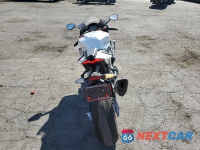 Czwarte zdjęcie samochodu z boku: 2023 APRILIA RSV4 FACTORY VIN:ZD4KYUB02PS000817 - miniatura