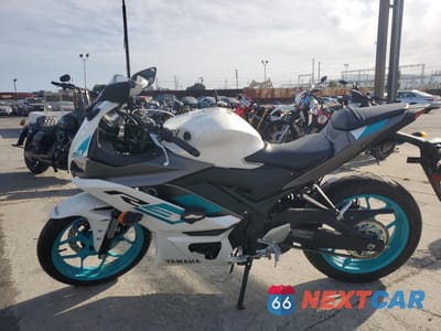 Trzecie zdjęcie samochodu z tyłu: 2024 YAMAHA YZFR3 A VIN:MH3RH18Y2RK014534 - miniatura