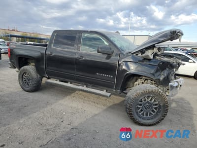 Czwarte zdjęcie samochodu z boku: 2017 CHEVROLET SILVERADO K1500 LT VIN:3GCUKREC8HG163831 - miniatura