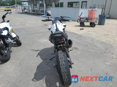 Czwarte zdjęcie samochodu z boku: 2021 KTM 890 DUKE R VIN:VBKTU9408MM810926 - miniatura
