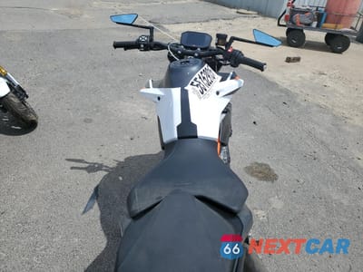Zdjęcie 6 z 9 samochodu: 2021 KTM 890 DUKE R VIN:VBKTU9408MM810926 - miniatura