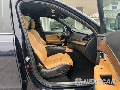 Piąte zdjęcie samochodu w środku: 2017 VOLVO XC90 T6 VIN:YV4A22PL5H1131633 - miniatura