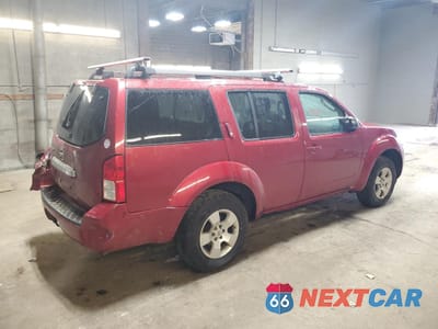 Trzecie zdjęcie samochodu z tyłu: 2001 NISSAN PATHFINDER S VIN:5N1AR1NB7BC606211 - miniatura