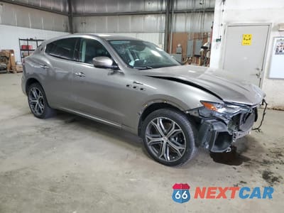 Czwarte zdjęcie samochodu z boku: 2022 MASERATI LEVANTE MODENA VIN:ZN661YUM6NX390571 - miniatura