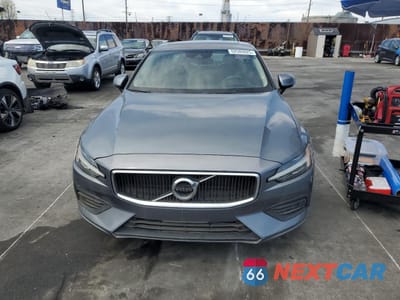 Piąte zdjęcie samochodu w środku: 2019 VOLVO S60 T6 MOMENTUM VIN:7JRA22TK9KG010660 - miniatura