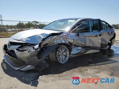 2018 TOYOTA CAMRY XLE 4T1B11HKXJU061749 - główne zdjęcie licytacji z USA - miniatura