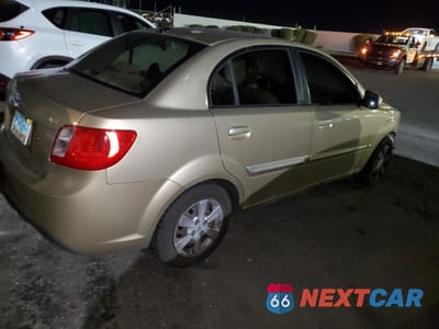 Trzecie zdjęcie samochodu z tyłu: 2010 KIA RIO LX VIN:KNADH4A31A6684272 - miniatura