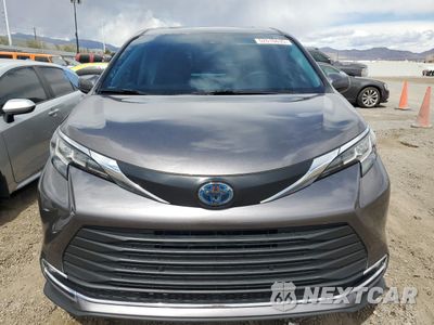 Piąte zdjęcie samochodu w środku: 2023 TOYOTA SIENNA XSE VIN:5TDXRKEC1PS141626 - miniatura