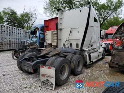 Czwarte zdjęcie samochodu z boku: 2020 KENWORTH T680 SEMI TRUCK VIN:1XKYDP9X7LJ404304 - miniatura