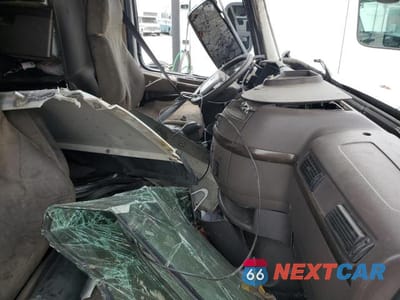 Piąte zdjęcie samochodu w środku: 2016 VOLVO VNL SEMI TRUCK VIN:4V4NC9EH3GN950614 - miniatura