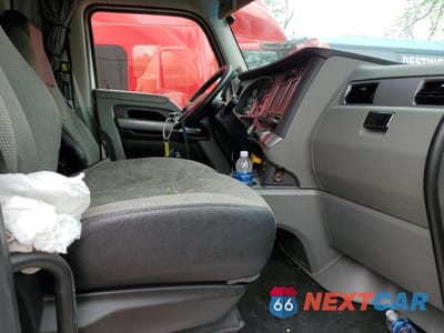 Piąte zdjęcie samochodu w środku: 2020 KENWORTH T680 SEMI TRUCK VIN:1XKYDP9X7LJ404304 - miniatura