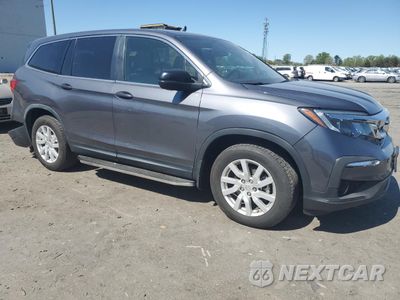 Czwarte zdjęcie samochodu z boku: 2019 HONDA PILOT LX VIN:5FNYF5H14KB047113 - miniatura