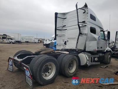 Czwarte zdjęcie samochodu z boku: 2021 VOLVO VNL SEMI TRUCK VIN:4V4NC9EH6MN281346 - miniatura