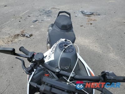 Piąte zdjęcie samochodu w środku: 2021 KTM 890 DUKE R VIN:VBKTU9408MM810926 - miniatura