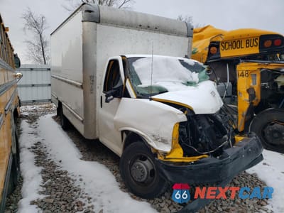 Czwarte zdjęcie samochodu z boku: 2018 GMC SAVANA CUTAWAY G3500 VIN:7GZ37TCG7JN902574 - miniatura