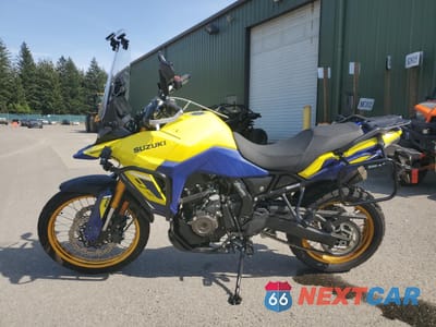Trzecie zdjęcie samochodu z tyłu: 2023 SUZUKI DL800DE RC VIN:JS1EM12B5P7100864 - miniatura