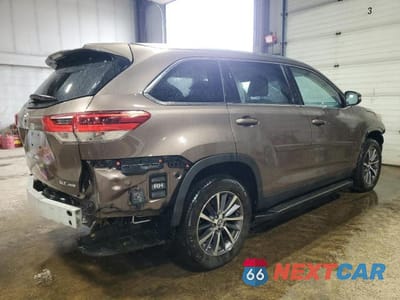 Trzecie zdjęcie samochodu z tyłu: 2019 TOYOTA HIGHLANDER XLE VIN:5TDJZRFH5KS921187 - miniatura