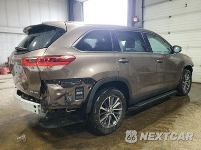 Trzecie zdjęcie samochodu z tyłu: 2019 TOYOTA HIGHLANDER XLE VIN:5TDJZRFH5KS921187 - miniatura