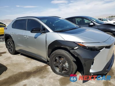 Czwarte zdjęcie samochodu z boku: 2024 TOYOTA BZ4X XLE VIN:JTMABACASRA056625 - miniatura