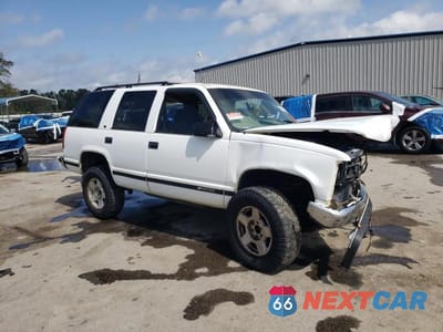 Czwarte zdjęcie samochodu z boku: 1999 CHEVROLET TAHOE K1500 VIN:1GNEK13R8XJ398392 - miniatura