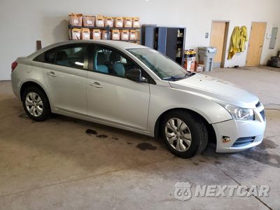 Czwarte zdjęcie samochodu z boku: 2013 CHEVROLET CRUZE LS VIN:1G1PA5SG0D7228475 - miniatura