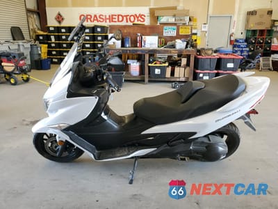 Trzecie zdjęcie samochodu z tyłu: 2018 SUZUKI AN400 A VIN:JS1DU11E2J2100087 - miniatura