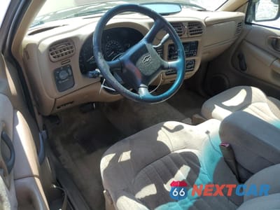 Zdjęcie 8 z 14 samochodu: 2002 CHEVROLET S TRUCK S10 VIN:1GCCS14W728168458 - miniatura