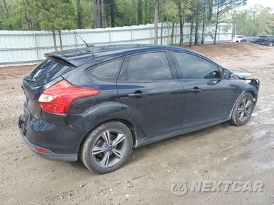 Trzecie zdjęcie samochodu z tyłu: 2014 FORD FOCUS SE VIN:1FADP3K22EL338802 - miniatura