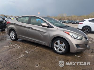 Czwarte zdjęcie samochodu z boku: 2013 HYUNDAI ELANTRA GLS VIN:5NPDH4AE8DH272011 - miniatura