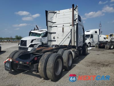 Czwarte zdjęcie samochodu z boku: 2014 VOLVO VNL SEMI TRUCK VIN:4V4NC9EH2EN167569 - miniatura