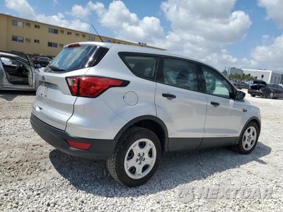 Trzecie zdjęcie samochodu z tyłu: 2019 FORD ESCAPE S VIN:1FMCU0F70KUC35415 - miniatura