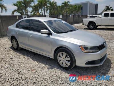 Czwarte zdjęcie samochodu z boku: 2014 VOLKSWAGEN JETTA SE VIN:3VWD17AJ6EM265473 - miniatura