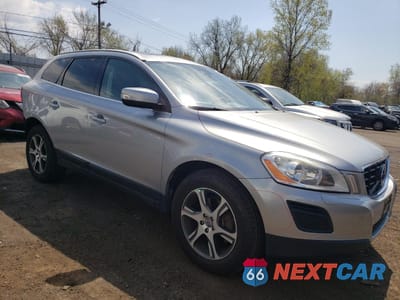 Czwarte zdjęcie samochodu z boku: 2011 VOLVO XC60 T6 VIN:YV4902DZ0B2152795 - miniatura