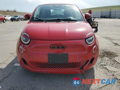 Piąte zdjęcie samochodu w środku: 2024 FIAT 500 E RED VIN:ZFAFFAA43RX204609 - miniatura