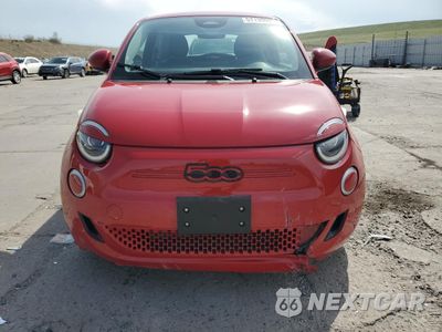 Piąte zdjęcie samochodu w środku: 2024 FIAT 500 E RED VIN:ZFAFFAA43RX204609 - miniatura