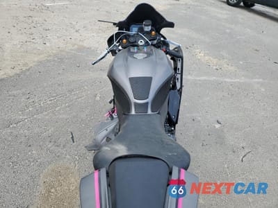 Zdjęcie 6 z 10 samochodu: 2024 YAMAHA YZFR7 VIN:JYARM38E7RA014171 - miniatura