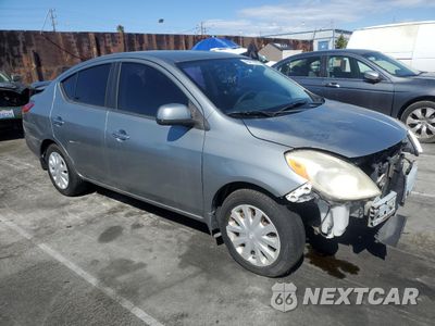Czwarte zdjęcie samochodu z boku: 2013 NISSAN VERSA S VIN:3N1CN7AP8DL886678 - miniatura